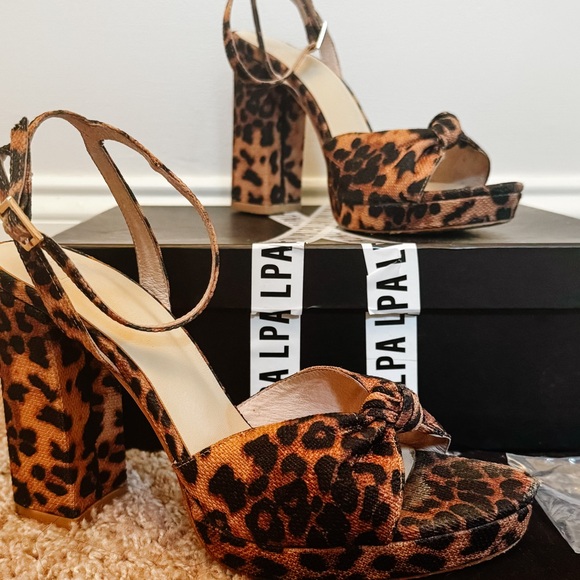 Revolve LPA Addalyn Strappy Block
Leopard Animal Print Heel Sandals Retro
9.5 - Picture 4 of 14